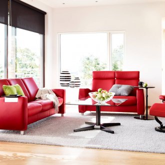 아침 식사 바가 있는 빨간 주방