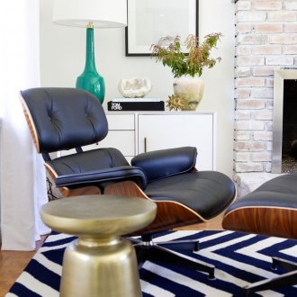 발판이 있는 파란색 의자