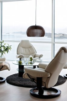 시골집 내부의 안락 의자