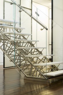 Декор от метал върху рамката на стълбите