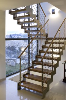 Метално рамково стълбище с дървени стъпала.