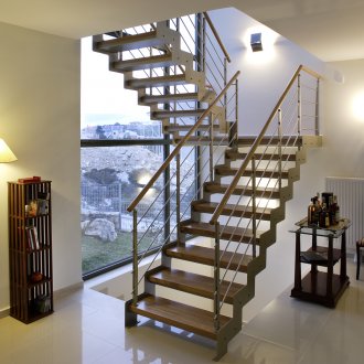 Дървени мебели на балкона