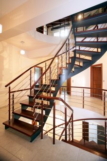 Стълба върху метална рамка във вътрешността на къщата