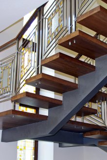 Маса върху метална рамка