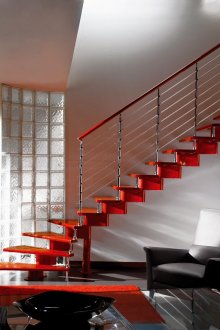 Червено метално стълбище