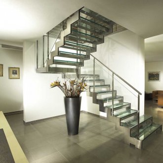 Стълба върху метална рамка във вътрешността на апартамента