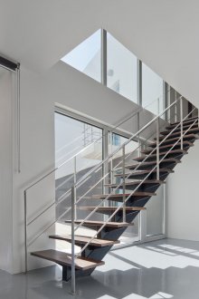 Стълба върху метална рамка в имението