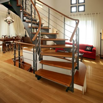 Заоблена стълба на метална рамка