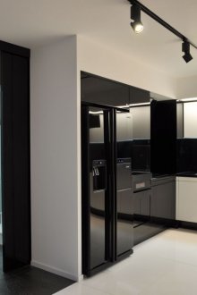 Черен хладилник с две врати