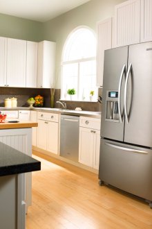 Хромиран дизайн на хладилник с двойна врата