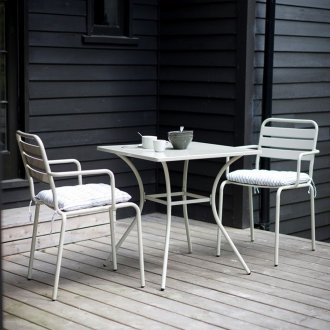 Бели метални столове за градината
