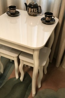 Дървена врата към ниша