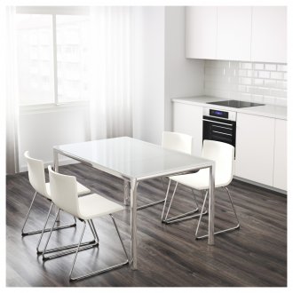 Лъскава маса в кухнята