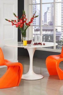 Sofa berbingkai di bahagian dalam apartmen