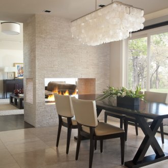 Лъскава маса в интериора на трапезарията