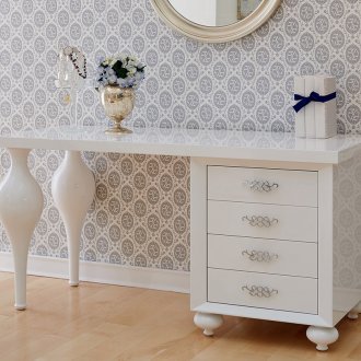 Лъскава маса с чекмеджета