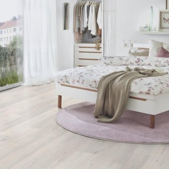 Пепелен ламинат в спалнята