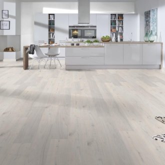 Ламиниран пепел в селска къща