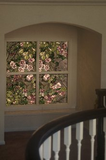 Пепелна врата с витраж