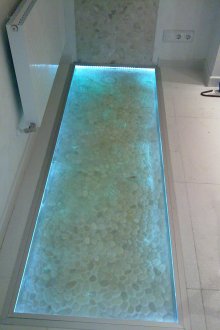 Стъклен под в бял дизайн