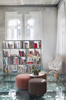 Счупено стъкло под прозрачен под в интериора