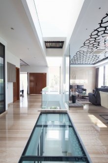 Светли плочки на пистата