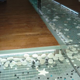 Декоративни камъни под стъклен под
