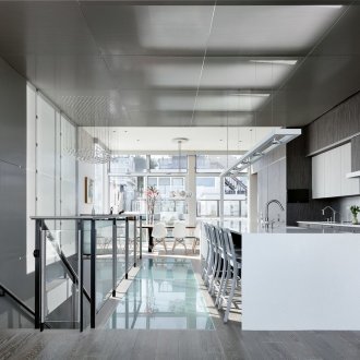 Стъклен декор на пода на кухнята