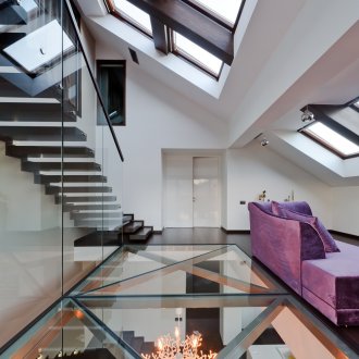 Тавански стъклен под