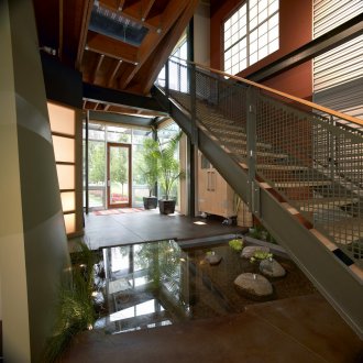 Стъклен мост в частна къща