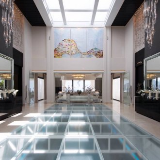 Стъклен под в имението