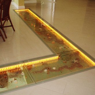 Осветени картини в коридора