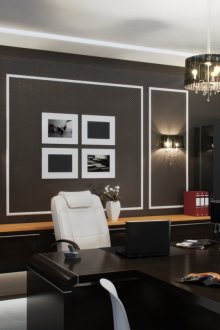 Мебели от тъмно дърво за офис