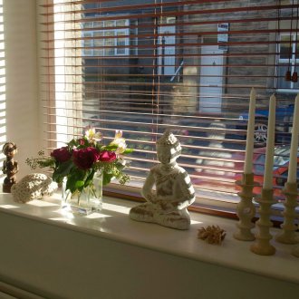 Фигурки на перваза на прозореца