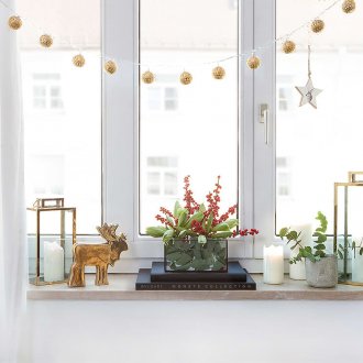 Декориран перваза на прозореца