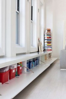 Стол за легло с кутия за спално бельо