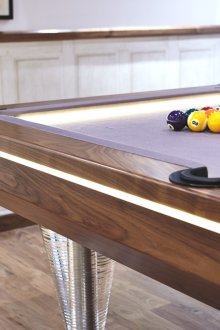 Осветен аквариум в стената