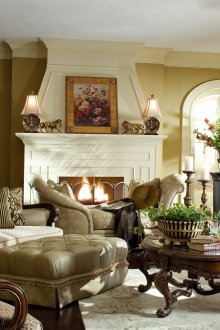 Розов диван в интериора на хола