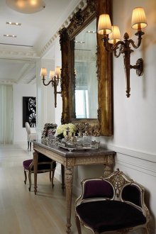 Аквариум в стената в коридора