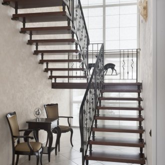 Бял диван в интериора на къщата