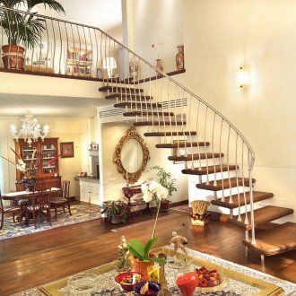 Кухня-хол в еклектичен стил с камина