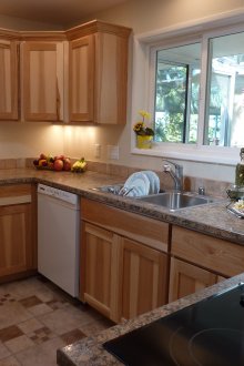 Кухня от масивно дърво в интериора