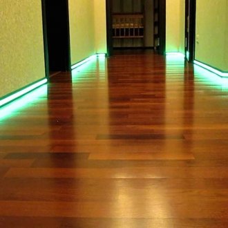 Неонова светлина на пода