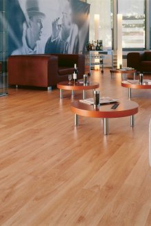 Бял диван в интериора на апартамента