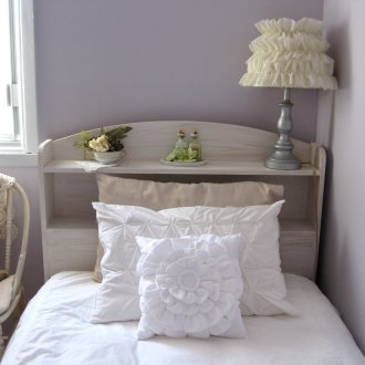 Възглавница с перка в интериора на спалнята