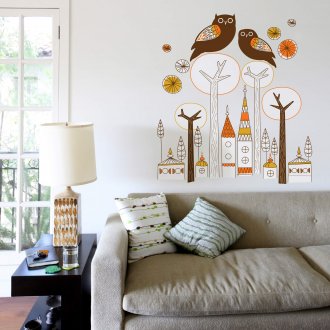 Рисуване на сови върху стената на хола