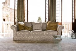 Sofa gaya klasik dengan upholsteri satin