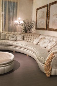 Диван в класически стил с декорирани подлакътници