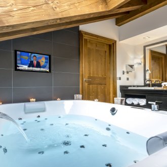 Телевизор в банята с джакузи