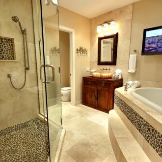 Телевизор със скоби в банята